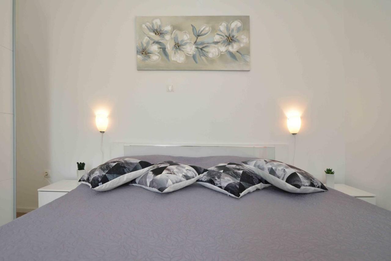Beach Apartment Kate With Sea View, Balcony And Parking, Murter, Dalmatia Zewnętrze zdjęcie